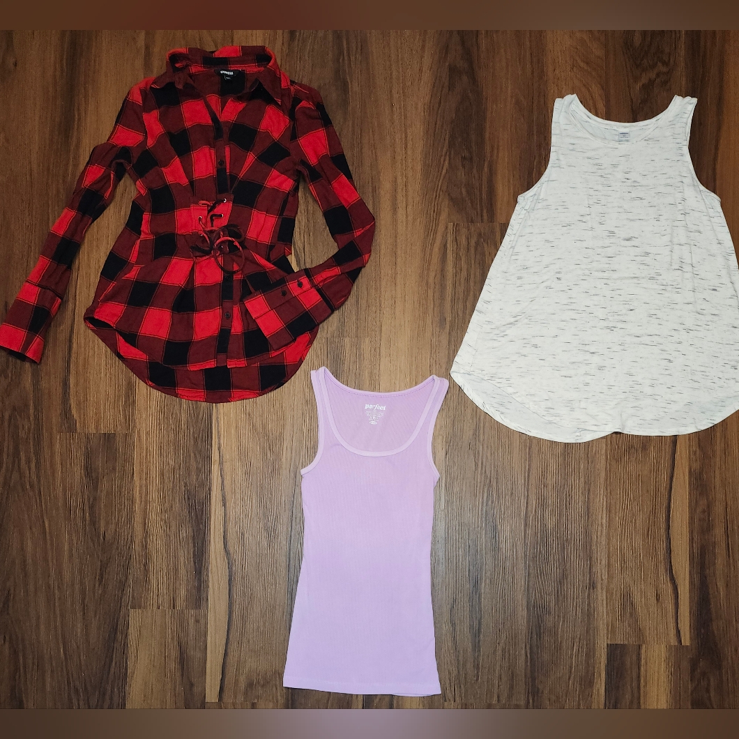 Lot Of 3 Womens Sz Xs Tops In Very Lovingly Cared For Condition